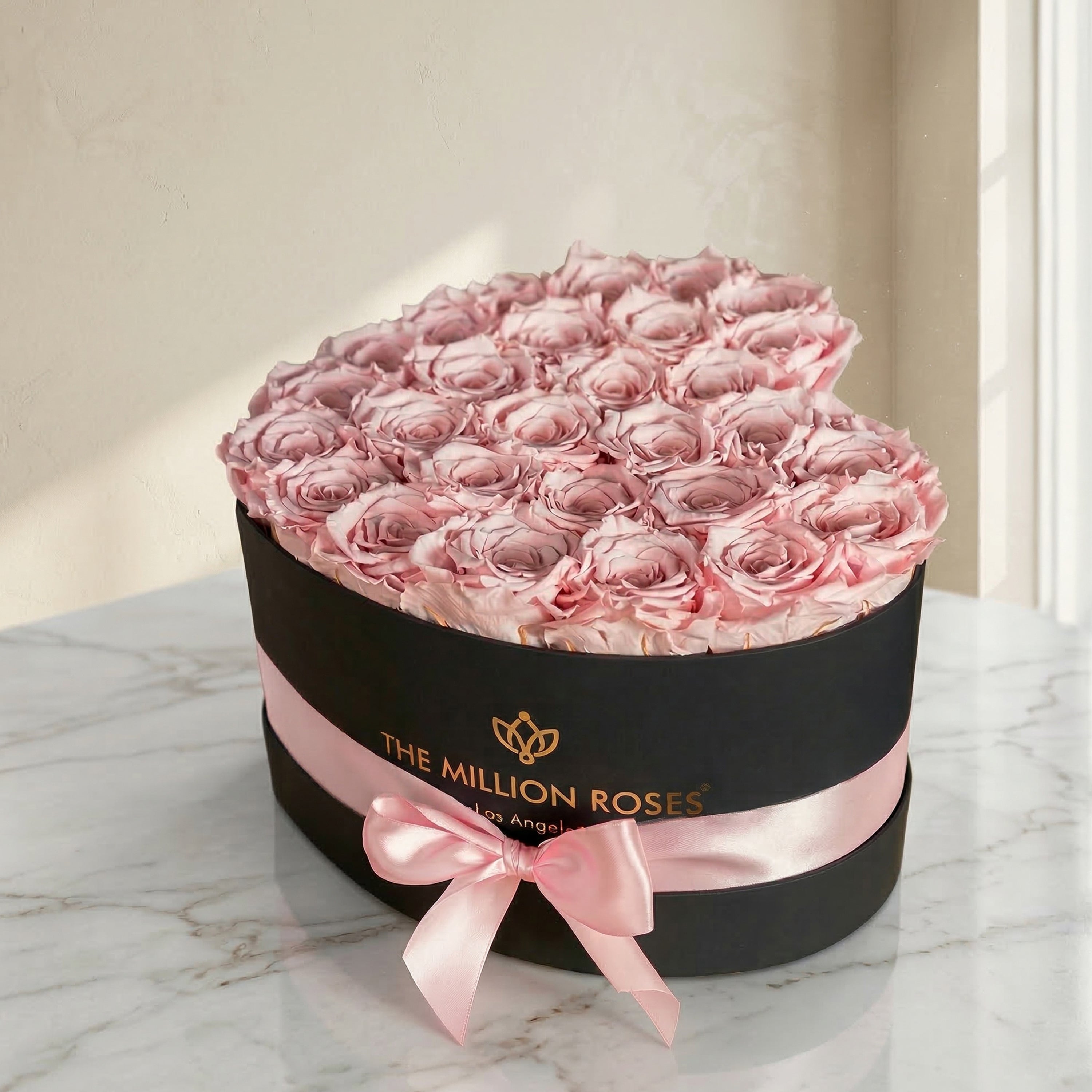Cutie Neagră Inimă | Trandafiri roz deschis