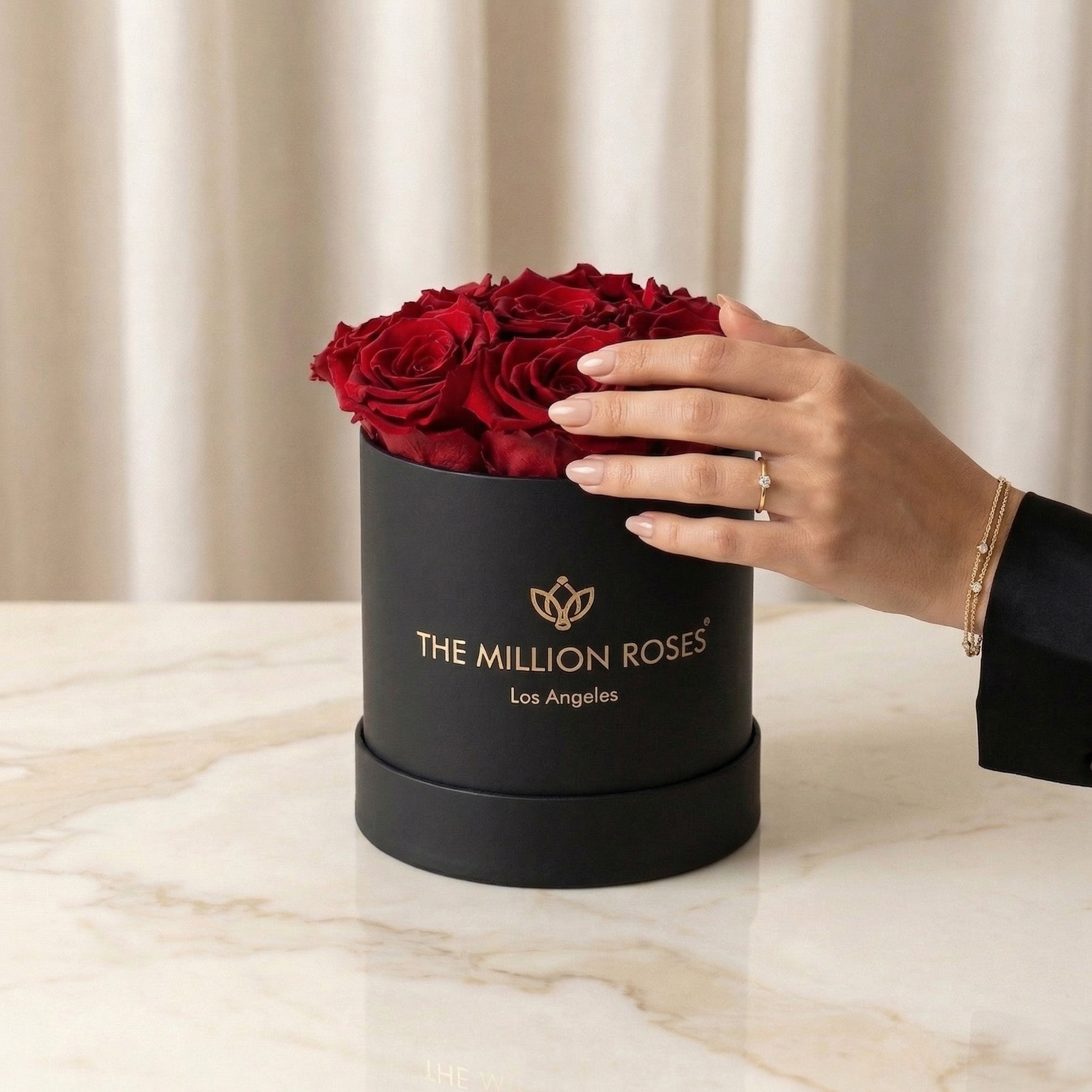 Cutie neagră de bază | Trandafiri roșii
