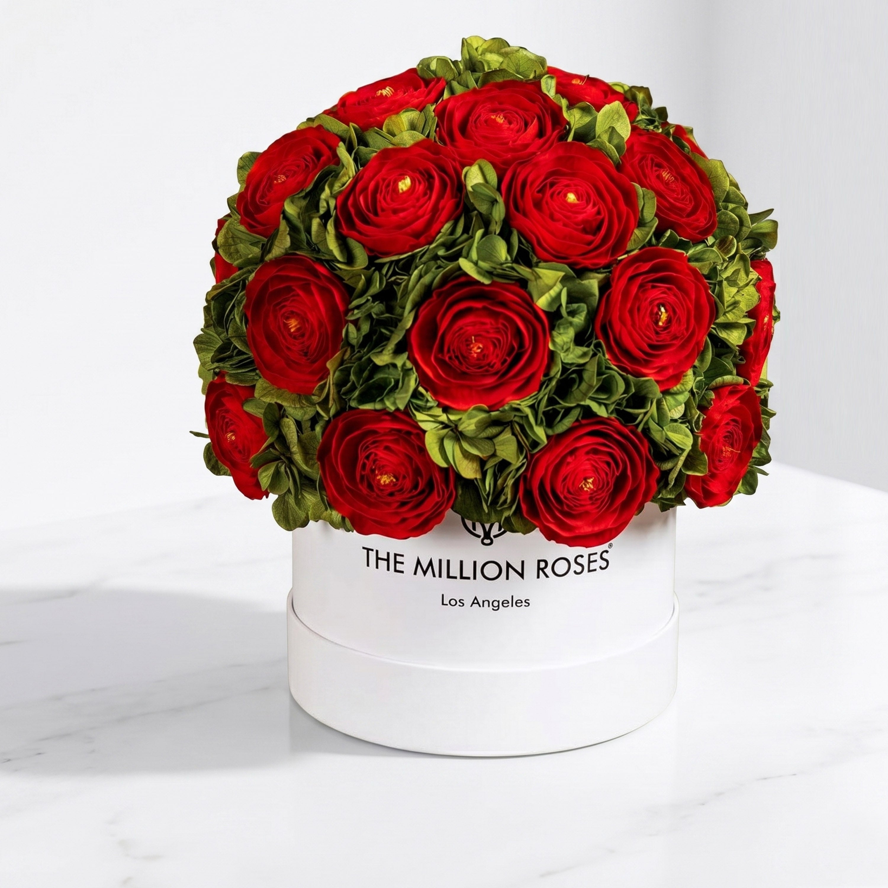 Caja blanca clásica | Ranúnculos persas rojos y hortensias verdes