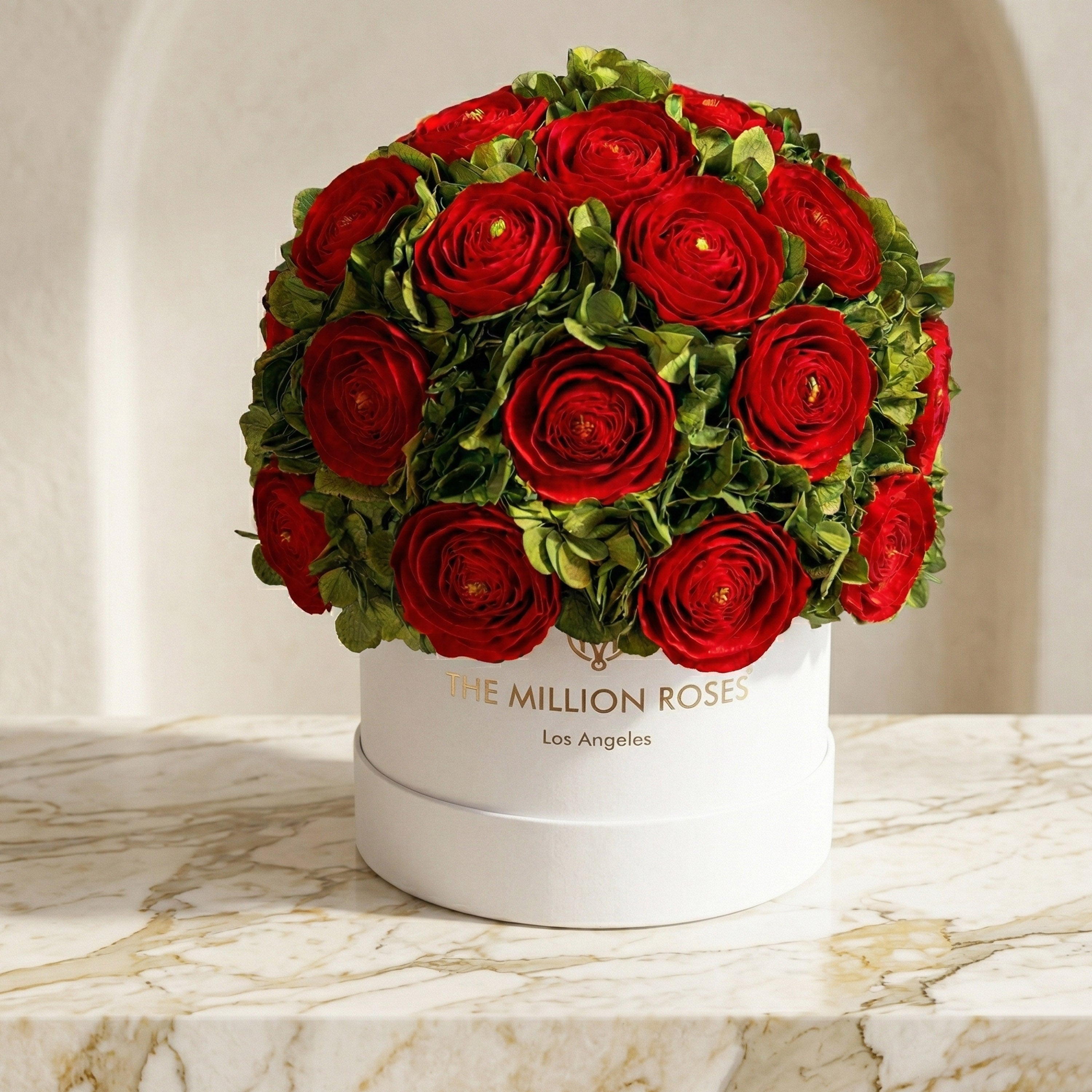 Caja blanca clásica | Ranúnculos persas rojos y hortensias verdes