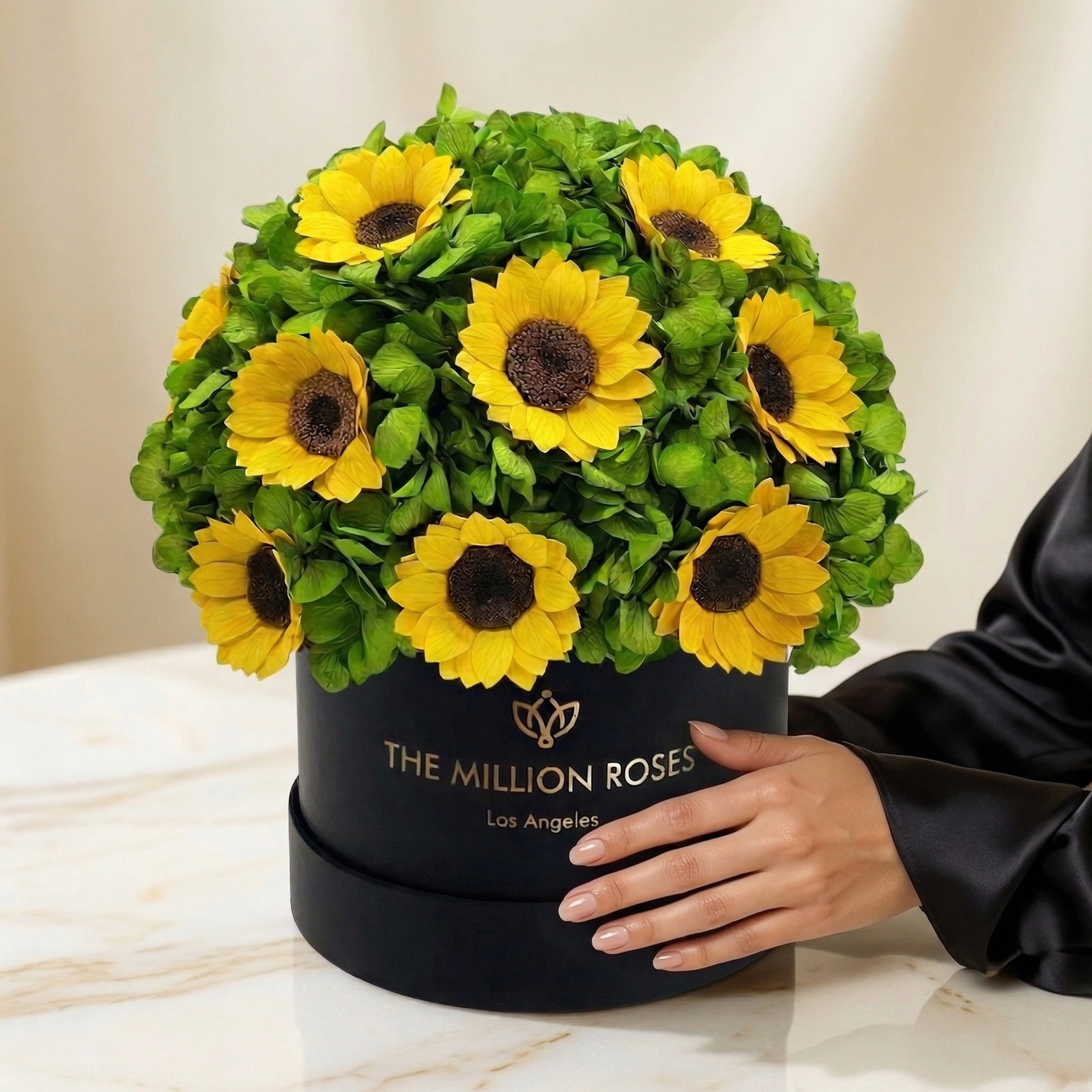 Caja negra clásica | Hortensias verdes y girasoles