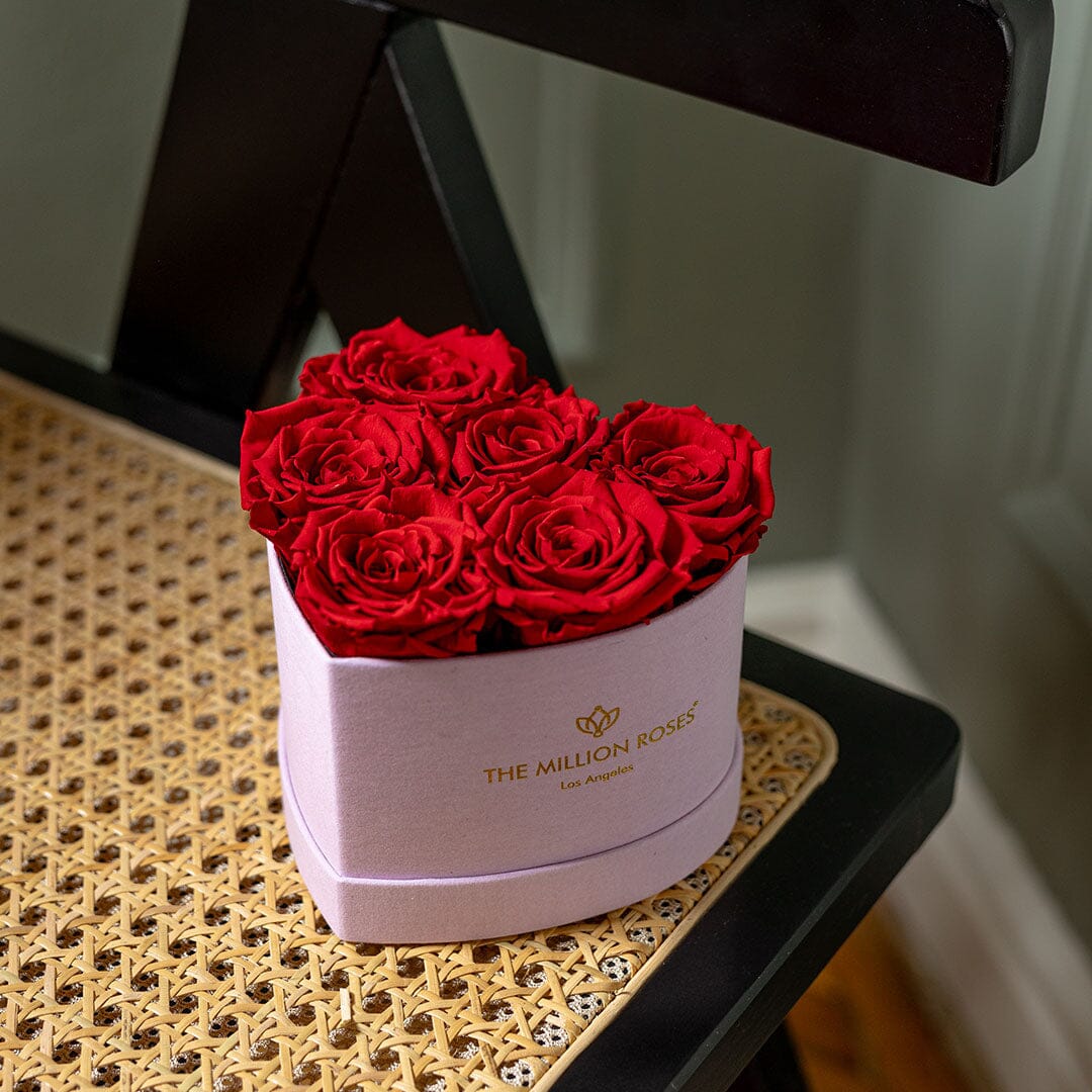 Boîte rose clair coeur bébé | Roses rouges