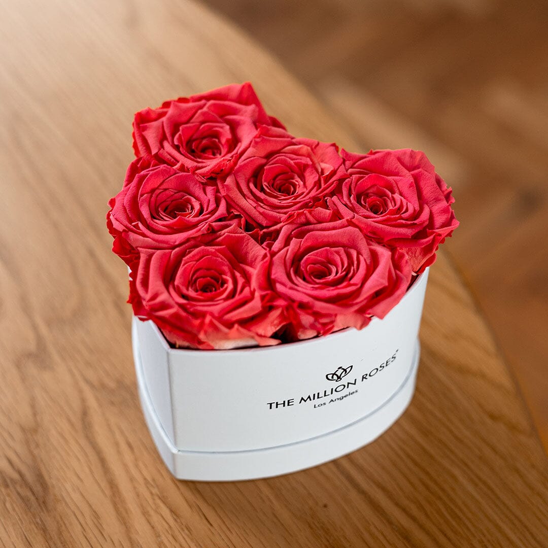 Caja blanca de corazón de bebé | Rosas de coral
