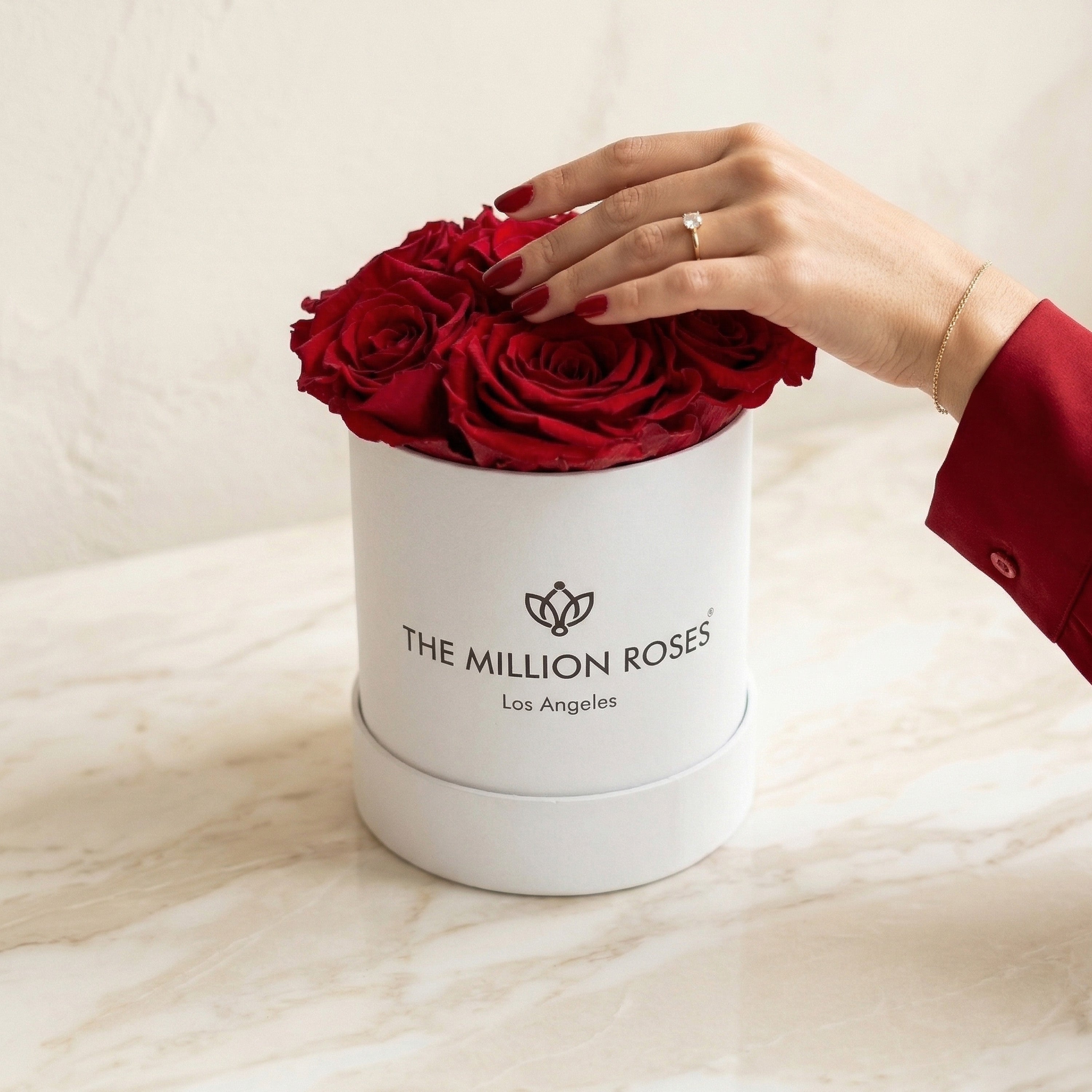 Základná biela skrinka | Červené ruže