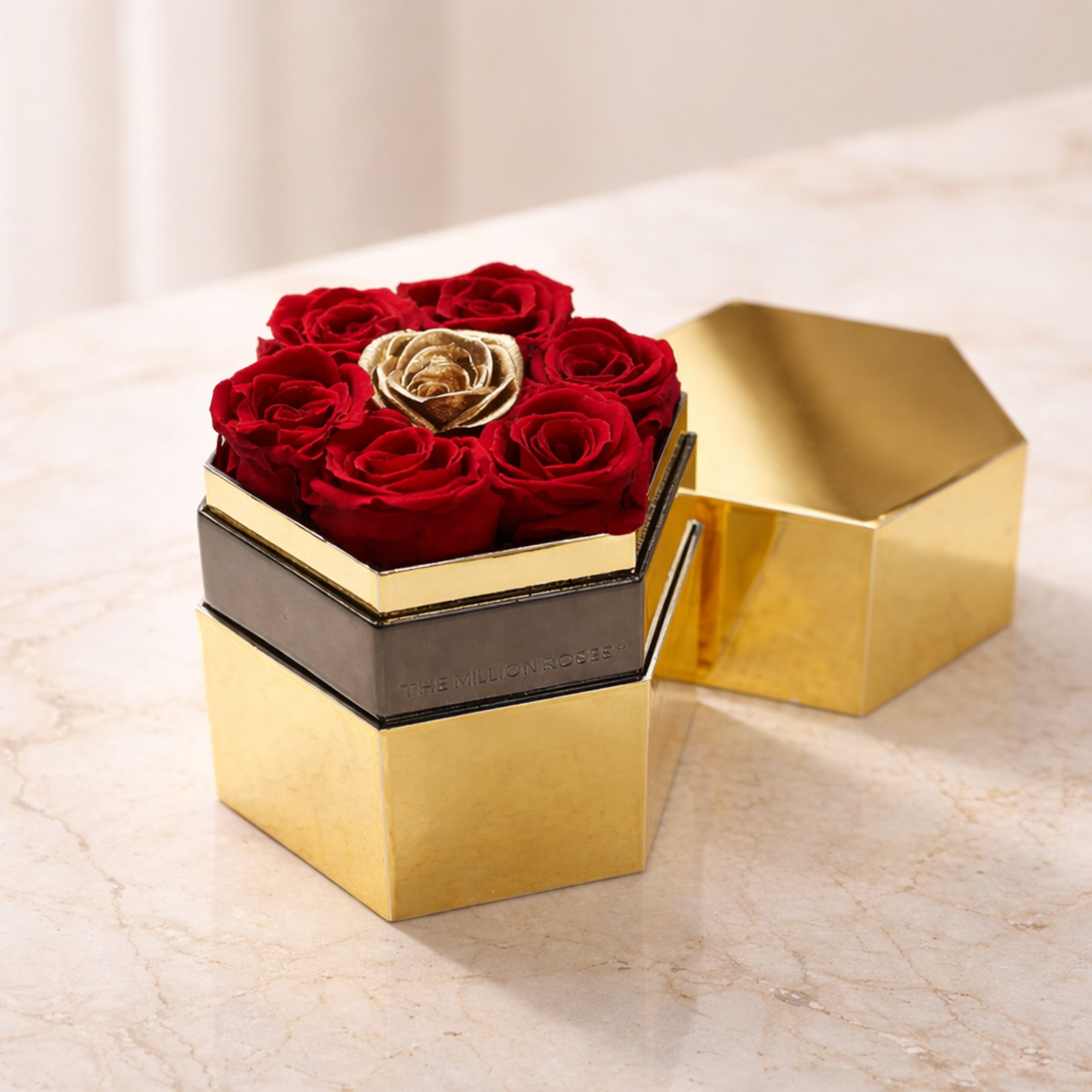Un dans un million™ miroir or hexagone boîte | Roses rouges et dorées