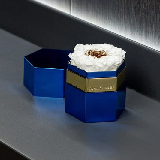 One in a Million™ Boîte Hexagonale Bleue Miroir | Roses Blanches & Dorées