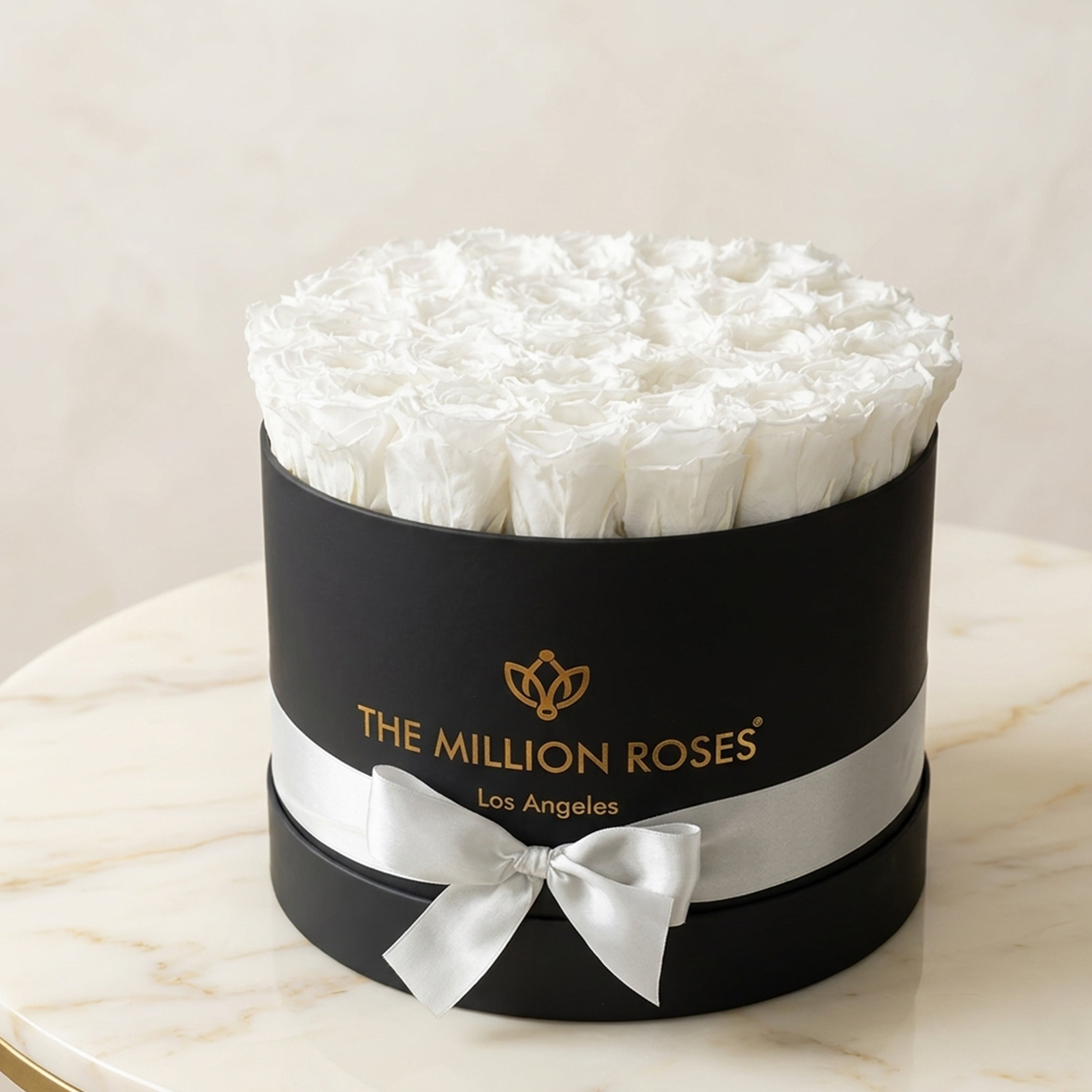 Cutie Neagră Supremă | Trandafiri albi