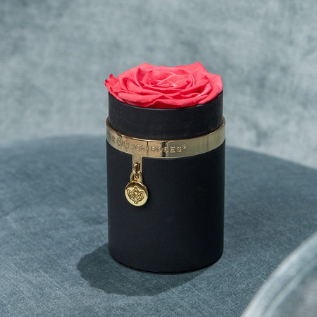 One in a Million™ Caja Redonda Negra | Charm Edition | Rosa Coral