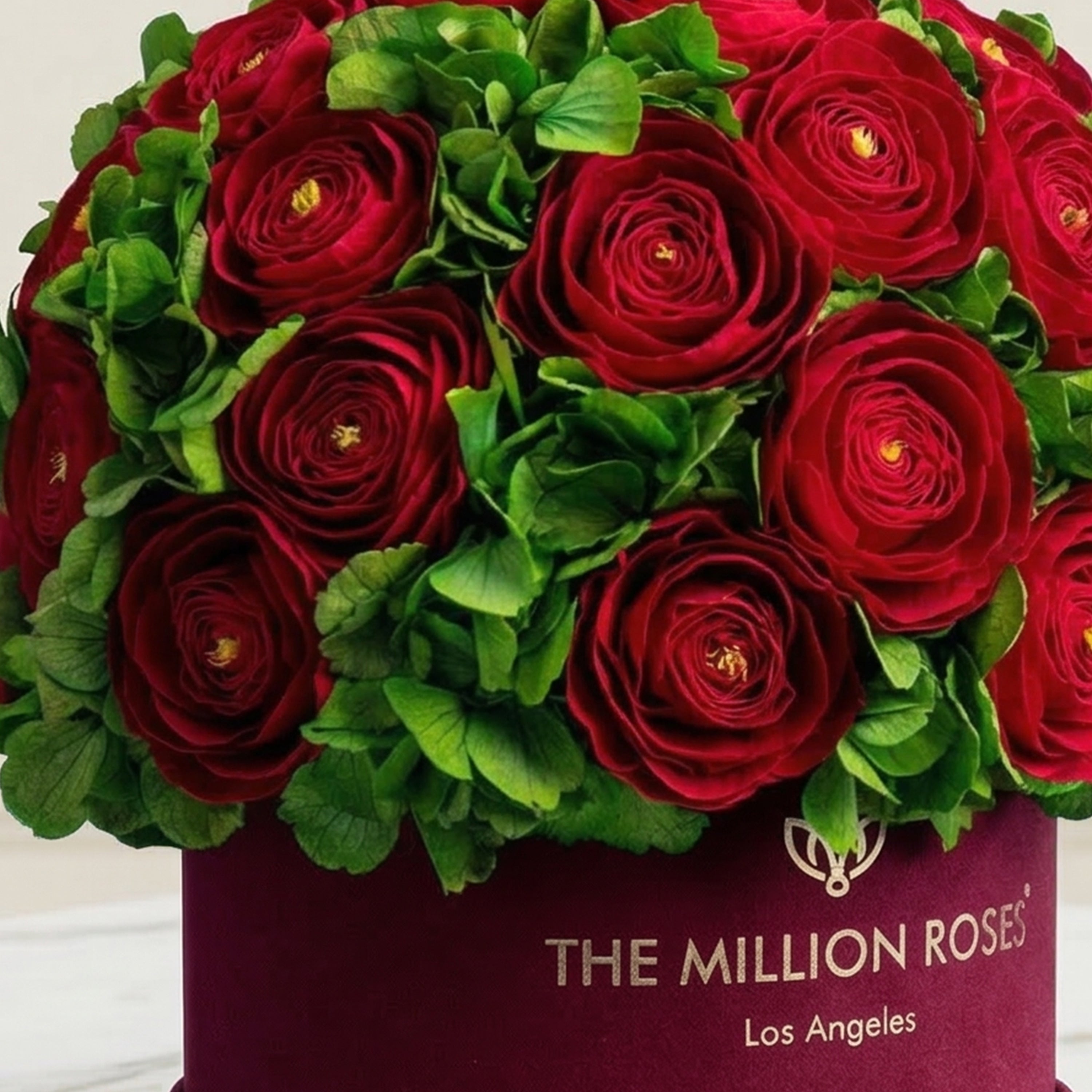 Cutie clasică de piele de căprioară Bordeaux | Ranuncule persane roșii și hortensii verzi