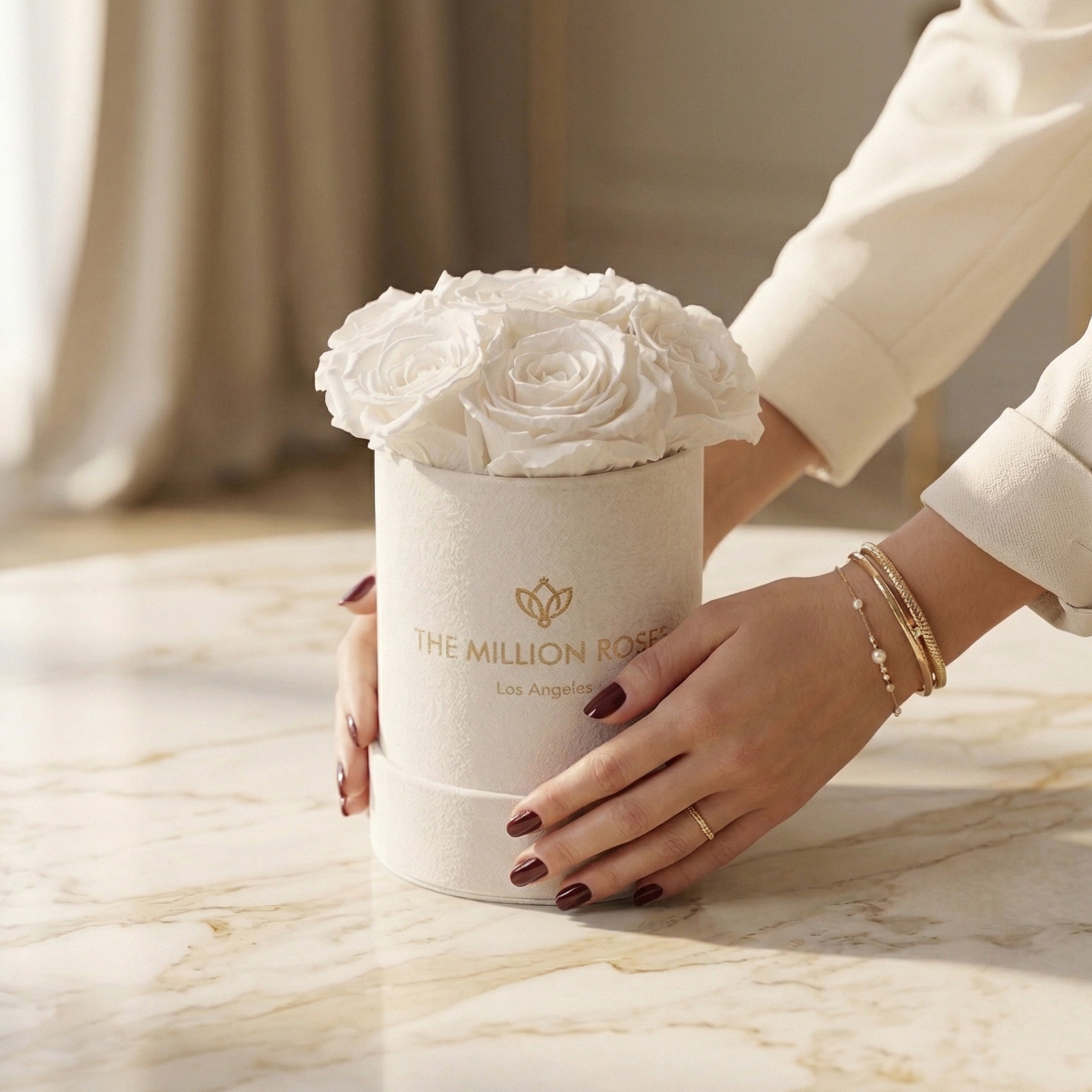 Boîte en daim beige basique | Roses blanches